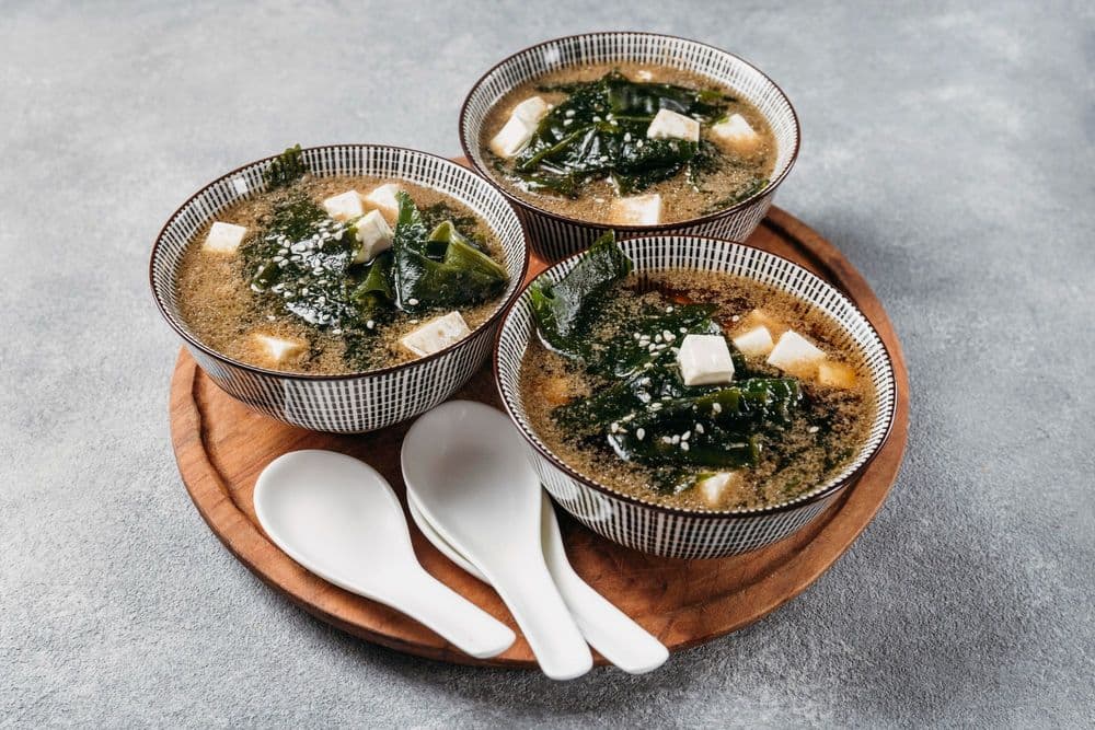 Dashi, el Caldo Invisible que Define la Cocina Japonesa