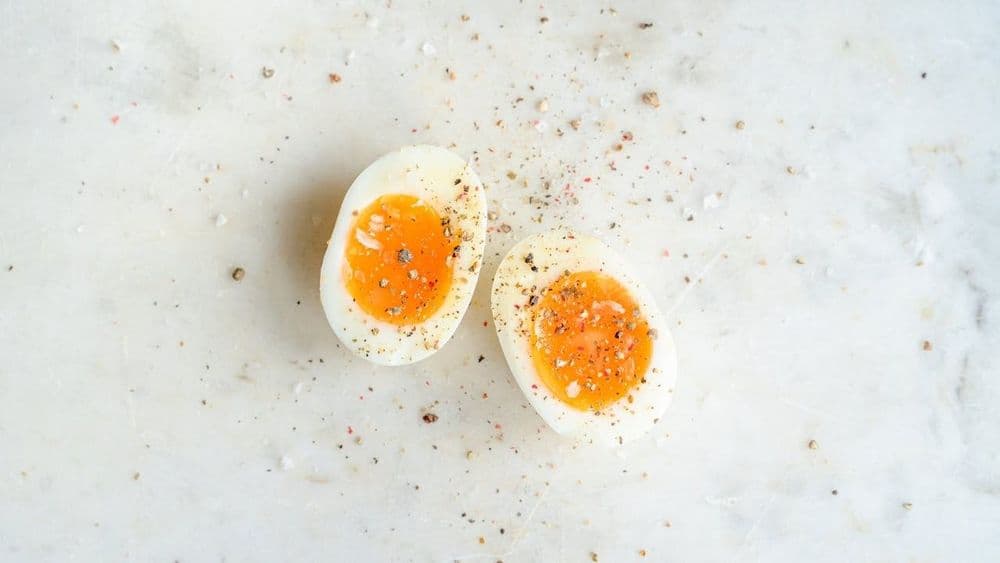 Huevo cocido diez minutos, proteína segura y versátil durante el embarazo