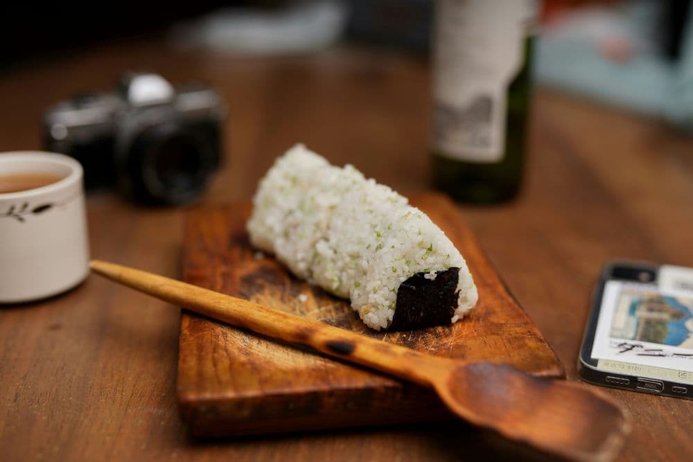Onigiri: Bola de Arroz Japonesa con Relleno de Salmón o Umeboshi
