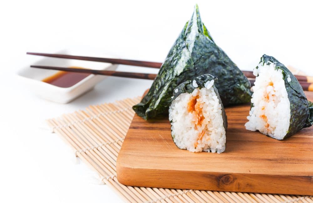 Onigiri de Salmón y Sésamo, arroz japonés relleno de salmón y nori