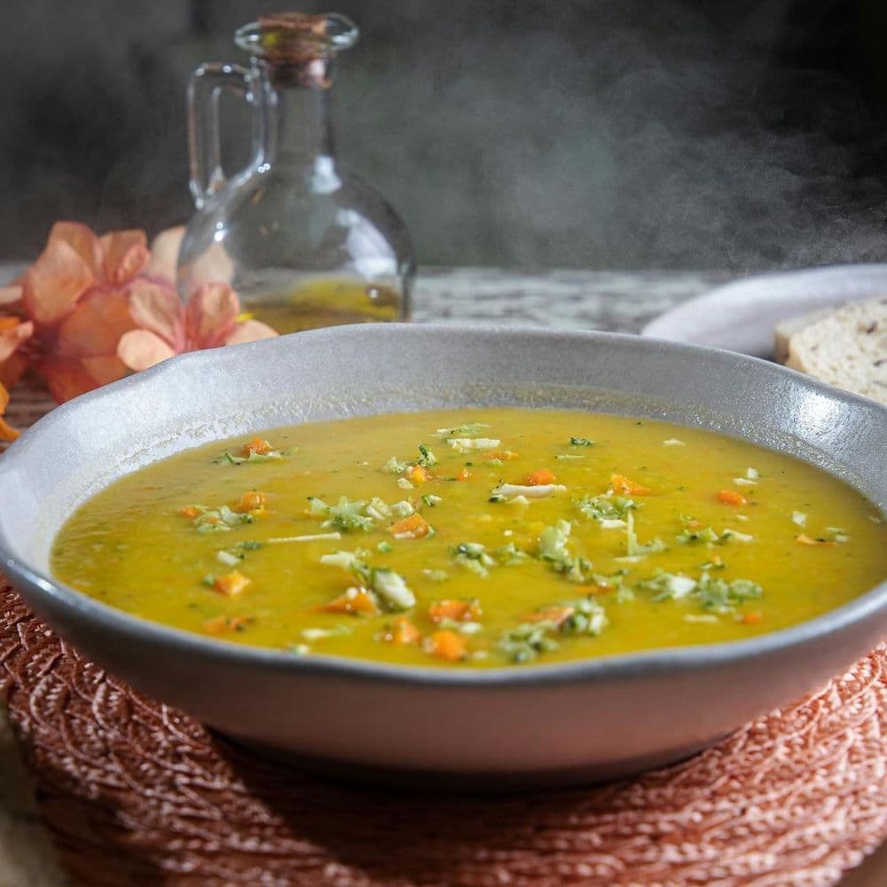 Soupe aux pois cassés, jarret de porc fumé et sarriette
