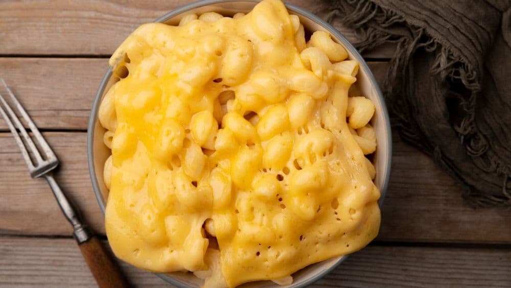 Mac and Cheese Clásico con Salsa de Cheddar