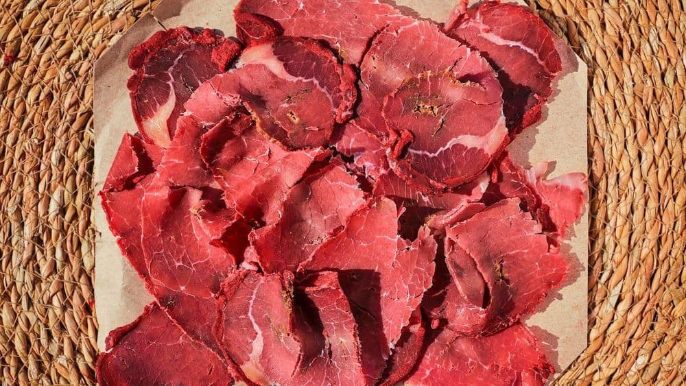 Pastrami Defumado em Nova York, a Arte Kosher que Atravessou o Atlântico