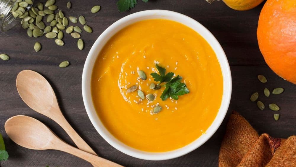 Caldo de abóbora cremoso com cúrcuma e gengibre