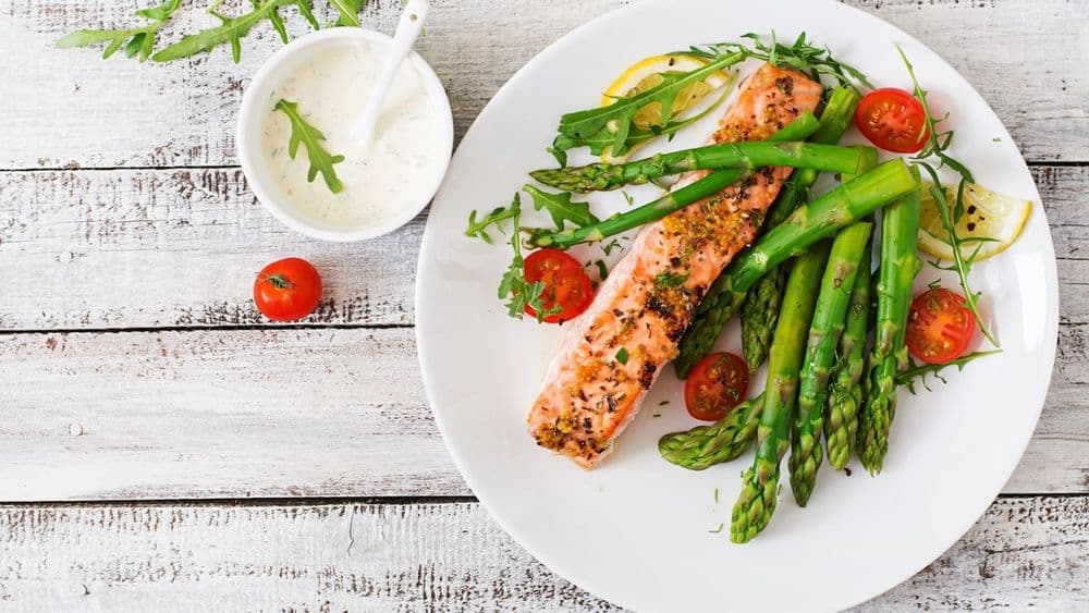 Salmón a la Mantequilla con Espárragos — Plato Cetogénico Rico en Omega-3