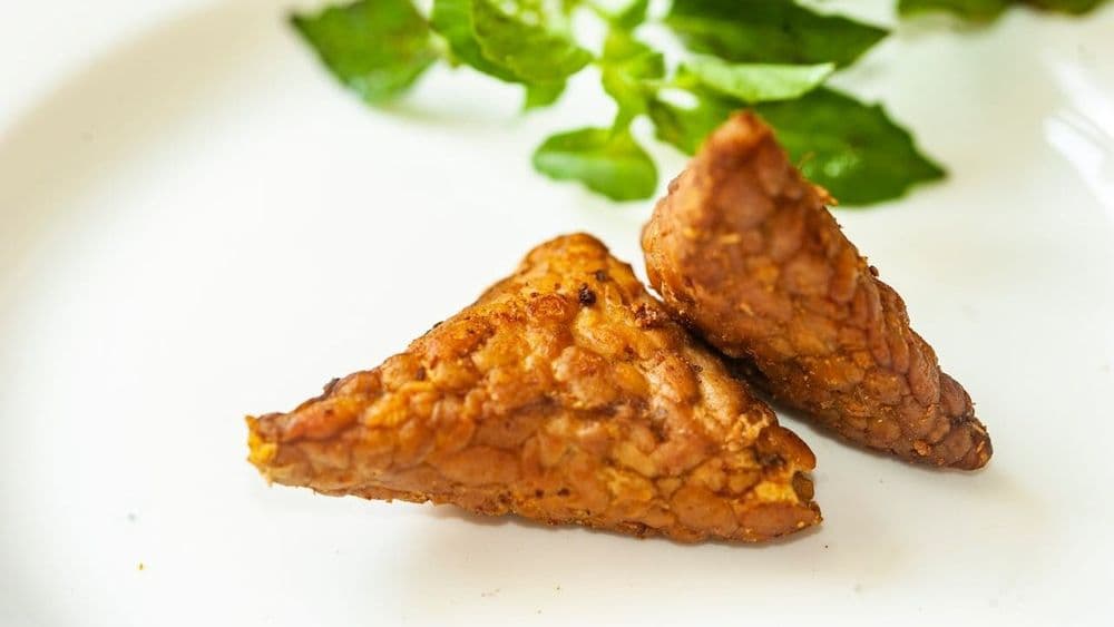 Tempeh salteado, proteína fermentada para la mesa flexitariana