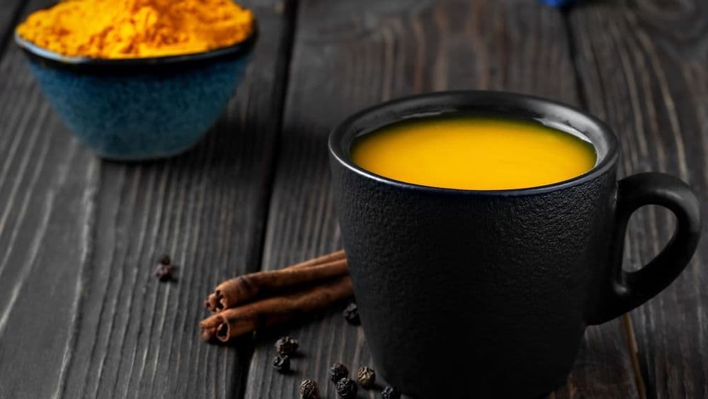 Kurkuma in warmen Getränken, traditionelle Praxis mit modernem Nutzen